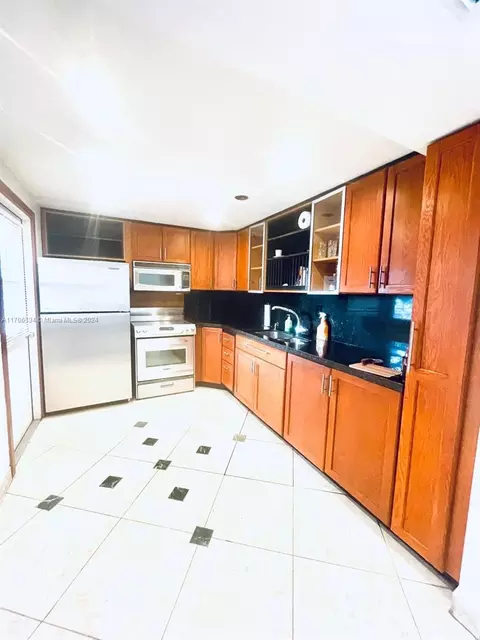 1501 NE 191st St #C204, Miami, FL 33179