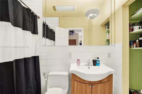 Bath - 703 E 37th St, Hialeah, FL 33013 photo 2 of 4