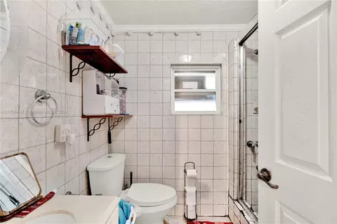Bath - 703 E 37th St, Hialeah, FL 33013 photo 3 of 4
