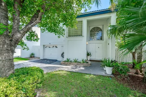 340 NE 211th St, Miami, FL 33179