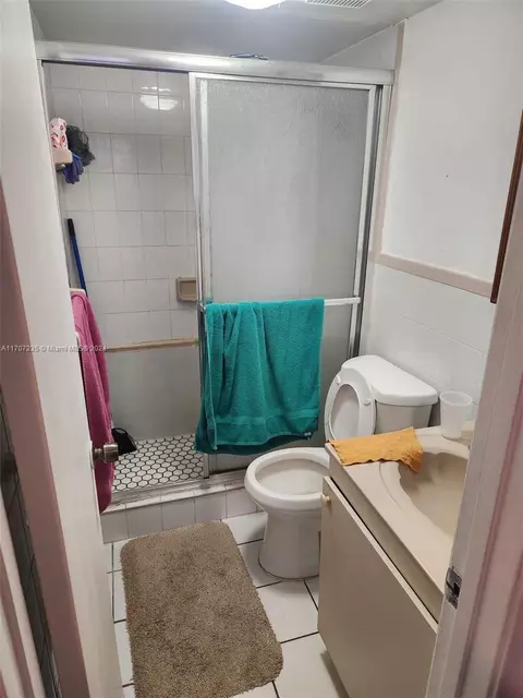 Bath - 1725 W 58th St, Hialeah, FL 33012 photo 3 of 3