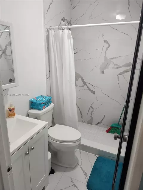Bath - 1725 W 58th St, Hialeah, FL 33012 photo 2 of 3