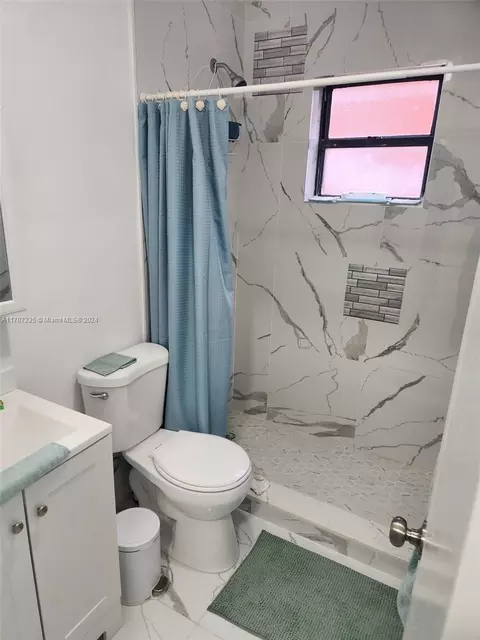 Bath - 1725 W 58th St, Hialeah, FL 33012 photo 1 of 3