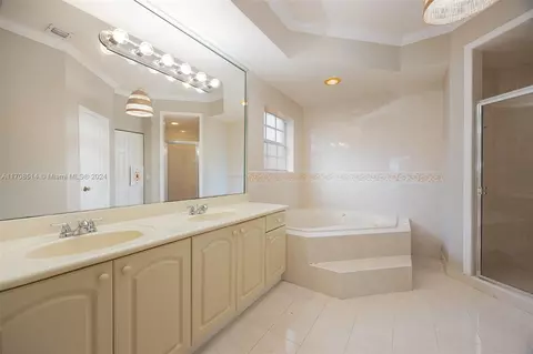 Bath - 15744 SW 69th Ln, Miami, FL 33193 photo 1 of 3
