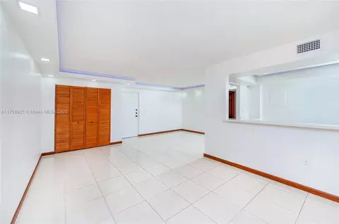 9440 W Flagler St #213, Miami, FL 33174