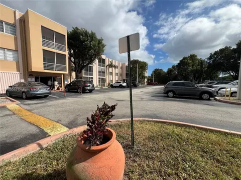 15888 SW 95th Ave #220, Miami, FL 33157