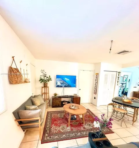 1627 NW 18th St #401, Miami, FL 33125