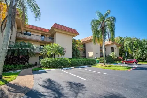 200 Jacaranda Country Club Dr #2B, Plantation, FL 33324