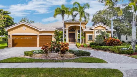 10213 S Lake Vista Cir, Davie, FL 33328