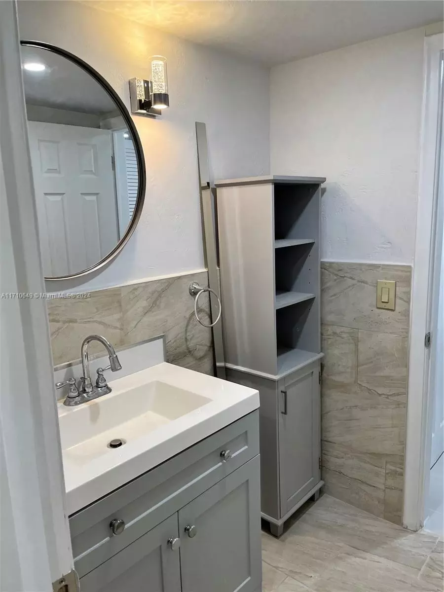 Bath - 15888 SW 95th Ave #305, Miami, FL 33157 photo 4 of 6