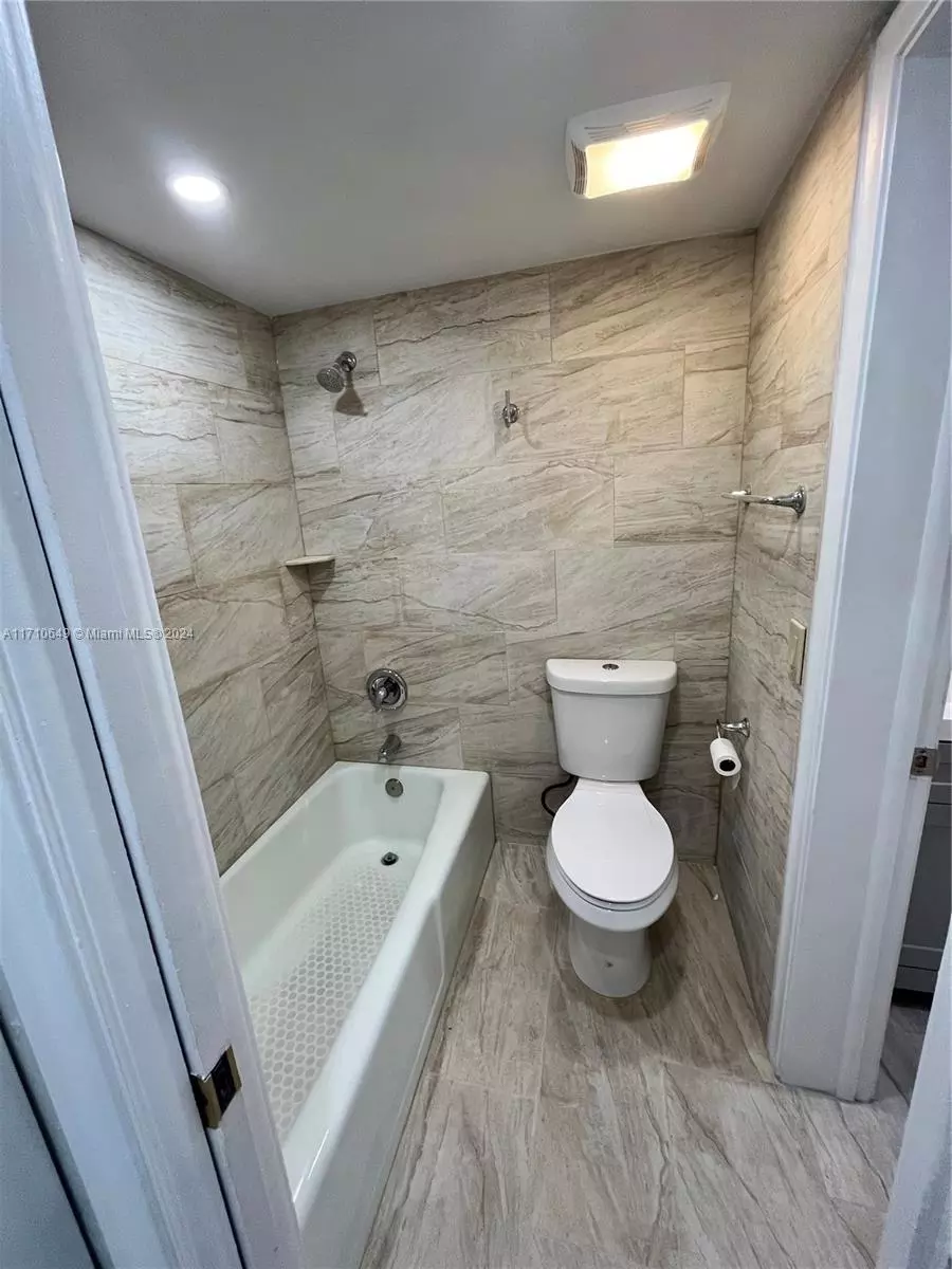 Bath - 15888 SW 95th Ave #305, Miami, FL 33157 photo 3 of 6