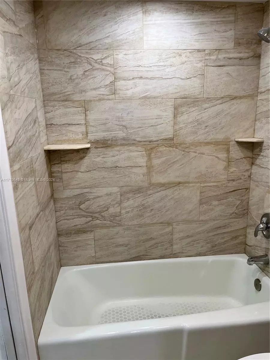Bath - 15888 SW 95th Ave #305, Miami, FL 33157 photo 1 of 6