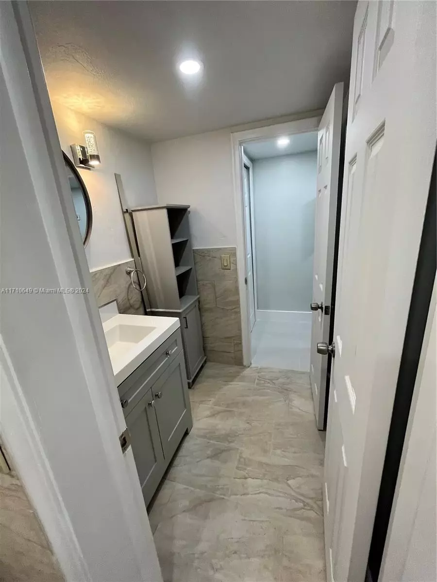 Bath - 15888 SW 95th Ave #305, Miami, FL 33157 photo 5 of 6