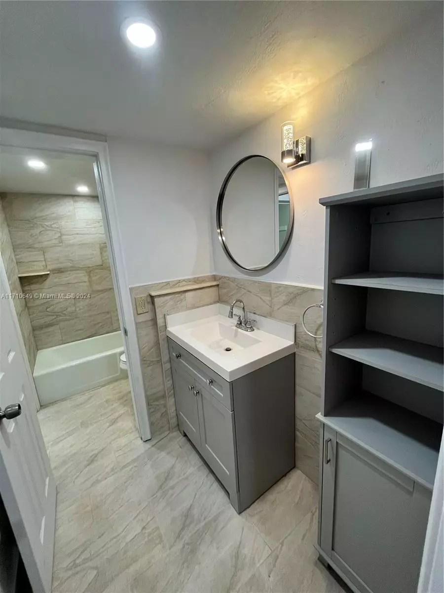 Bath - 15888 SW 95th Ave #305, Miami, FL 33157 photo 6 of 6