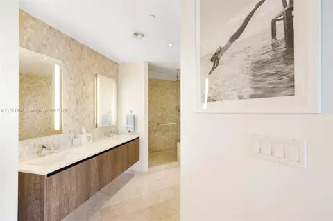 Bath - 68 SE 6th St #1112, Miami, FL 33131 photo 1 of 4