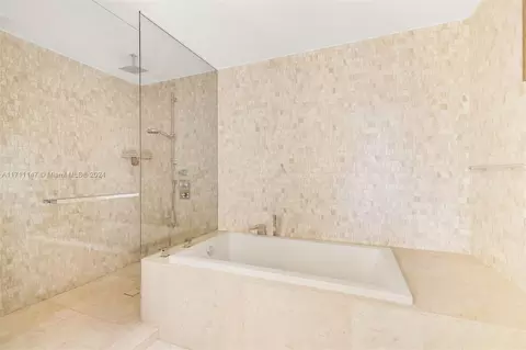 Bath - 68 SE 6th St #1112, Miami, FL 33131 photo 2 of 4