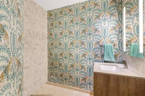 Bath - 68 SE 6th St #1112, Miami, FL 33131 photo 4 of 4