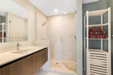 Bath - 68 SE 6th St #1112, Miami, FL 33131 photo 3 of 4