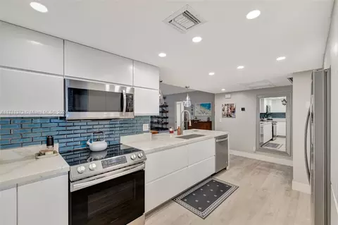 4240 Oaks Ter #102, Pompano Beach, FL 33069