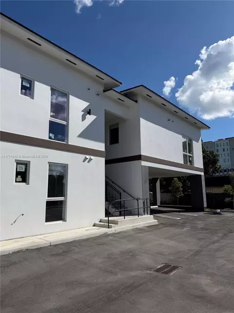 210 SE 10th St, Hallandale Beach, FL 33009