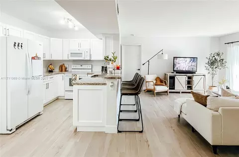 200 W Palm Cir W #203, Pembroke Pines, FL 33025
