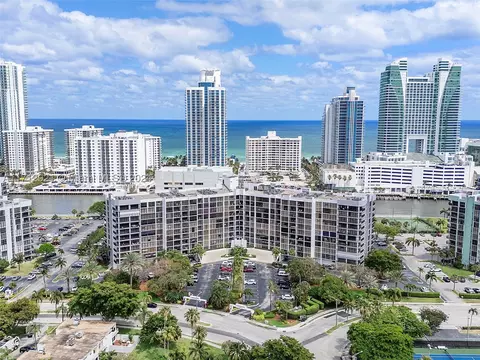600 Parkview Dr #923, Hallandale Beach, FL 33009