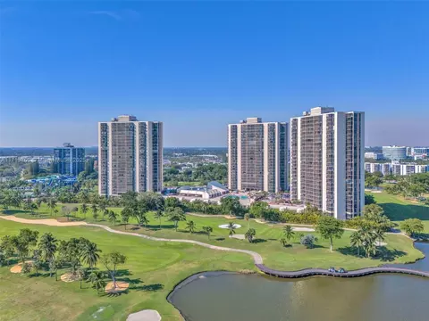 20353 W Country Club Dr #TH18, Aventura, FL 33180