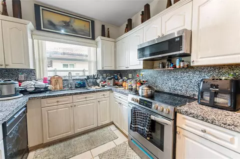 Kitchen - 7050 W 4th Ln, Hialeah, FL 33014 photo 2 of 2