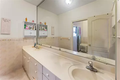 Bath - 7050 W 4th Ln, Hialeah, FL 33014 photo 2 of 2