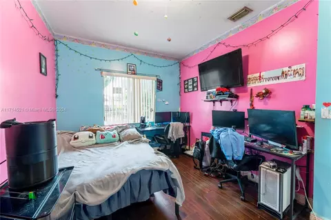 Bedroom - 7050 W 4th Ln, Hialeah, FL 33014 photo 4 of 6