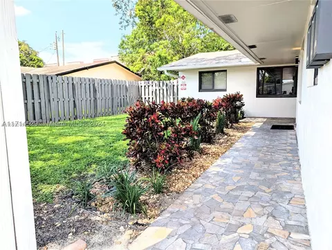 5601 NW 15th St, Lauderhill, FL 33313