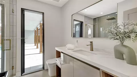 Bath - 5212 Monroe St, Hollywood, FL 33021 photo 2 of 3