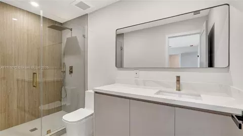 Bath - 5212 Monroe St, Hollywood, FL 33021 photo 1 of 3
