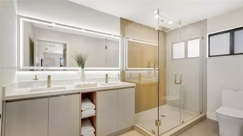 Bath - 5212 Monroe St, Hollywood, FL 33021 photo 3 of 3