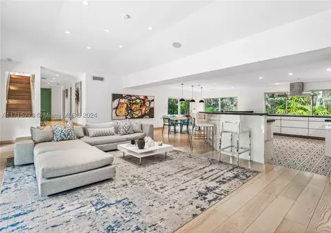 4365 N Bay Rd, Miami Beach, FL 33140