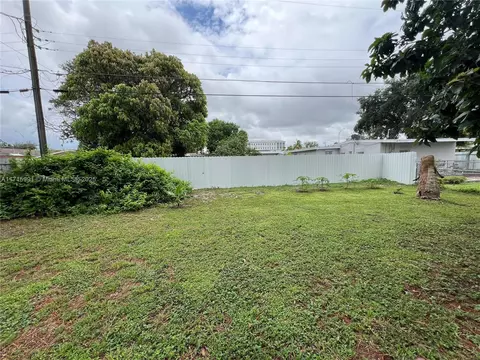 Exterior - 546 E 27th St, Hialeah, FL 33013 photo 6 of 6