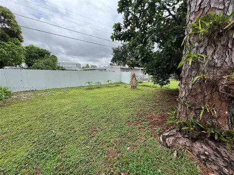 Exterior - 546 E 27th St, Hialeah, FL 33013 photo 5 of 6