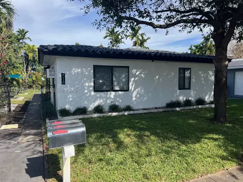 715 NE 6th St, Hallandale Beach, FL 33009