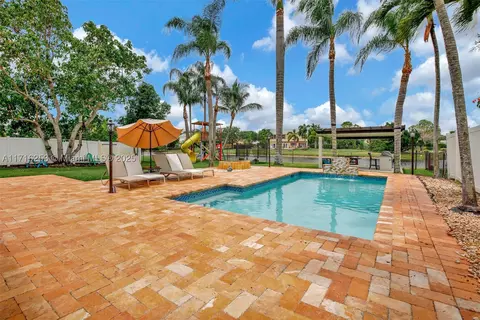 10477 SW 49th Pl, Cooper City, FL 33328