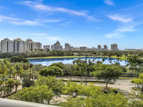 3731 N Country Club Dr #826, Aventura, FL 33180