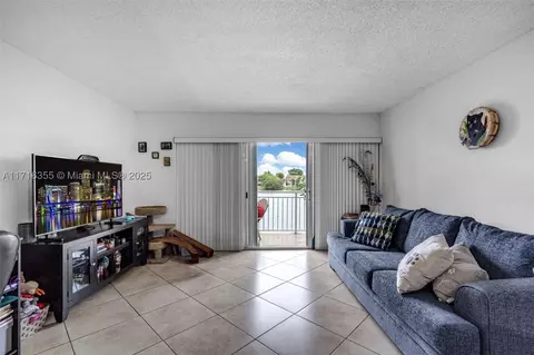 9363 Fontainebleau Blvd #H207, Miami, FL 33172