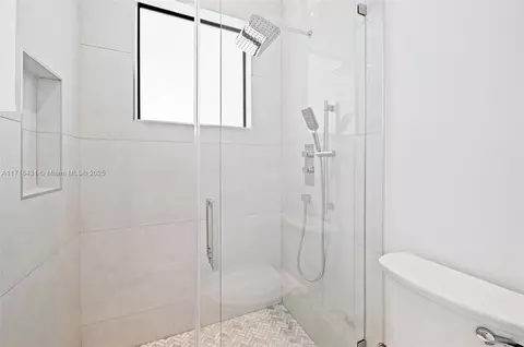 Bath - 715 E 56th St, Hialeah, FL 33013 photo 4 of 5