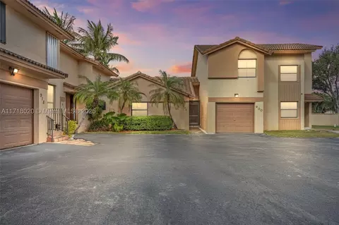 906 SW 113th Ter, Pembroke Pines, FL 33025