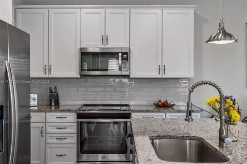 Kitchen - 4705 Eucalyptus Dr, Hollywood, FL 33021 photo 3 of 5