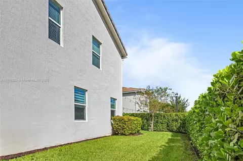 Exterior - 4705 Eucalyptus Dr, Hollywood, FL 33021 photo 4 of 9