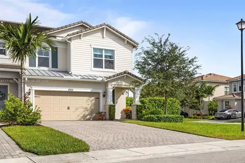 Exterior - 4705 Eucalyptus Dr, Hollywood, FL 33021 photo 6 of 9