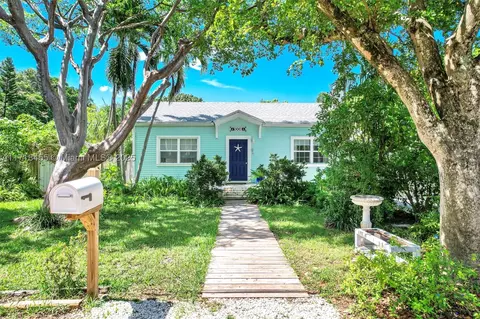 1006 NE 118th St, Biscayne Park, FL 33161