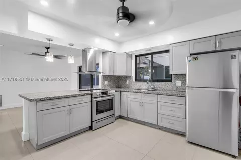 6960 SW 8th St, Pembroke Pines, FL 33023