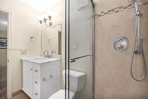Bath - 915 W 80th Pl, Hialeah, FL 33014 photo 4 of 6