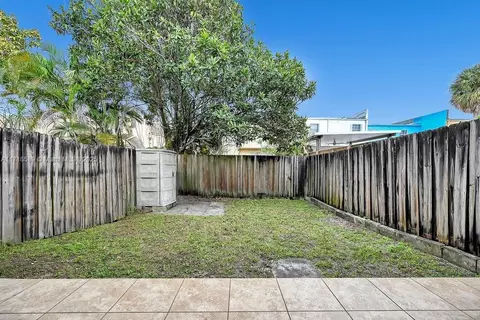 Exterior - 915 W 80th Pl, Hialeah, FL 33014 photo 1 of 2